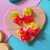 Bico de Pato Infantil Laço Tecido Amarelo/Rosa Neon Aplique Coração