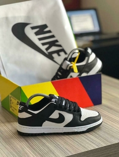 Tênis Nike Dunk Branco e Preto na internet