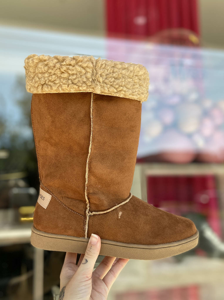 BOTA FLAT SHOES CANO MÉDIO EM CAMURÇA REVESTIDA COM PELO CARAMELO 7007