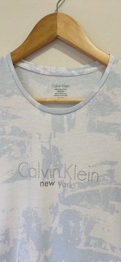 3882 Remera Calvin Klein Blanco/Celeste T.S - comprar online