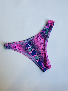 2319 Bombacha bikini reptil fucsia T.2