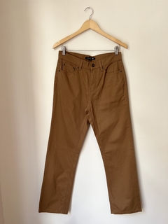 2546 Pantalón Newport Avellana T.40 (30)