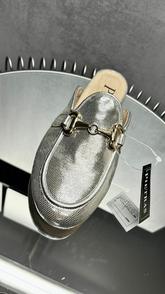 MULE GUCCI METAL PLATA #0132/F - comprar online