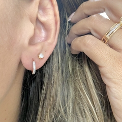 BRINCO ARGOLA CRAVEJADO COM ZIRCONIAS BANHADO A OURO 18K