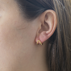 Brinco Earhook Triângulo P Dourado - comprar online