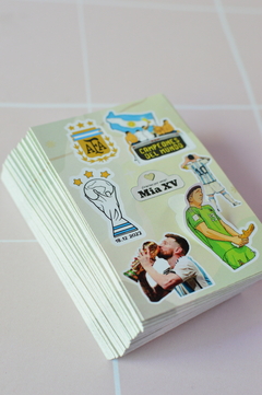 Imagen de Mini planchas de stickers calados. Ideal para regalar a tus clientes! (6,2x9,4 cm) x 80 U. -