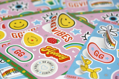 Pequeñas planchas de stickers calados ¡Ideal para regalar a tus clientes! (12,5 x 9,5 cm) x 80U. en internet