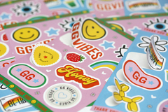 Pequeñas planchas de stickers calados ¡Ideal para regalar a tus clientes! (12,5 x 9,5 cm) x 160 U.