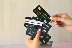 Gift card simil Tarjeta de crédito (9x5cm) con puntas redondeadas F/D + Laminado Glitter x 150 u.
