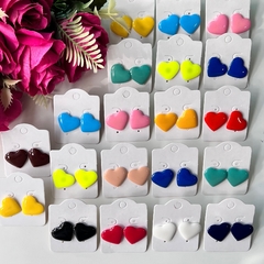 Kit 12 pares de brinco coração resina sortidos 2cm - comprar online