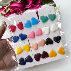 Kit 12 pares de brinco coração resina sortidos 2cm - loja online