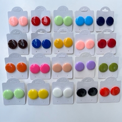 Kit 12 pares de brincos botão resina 2cm sortidos na internet