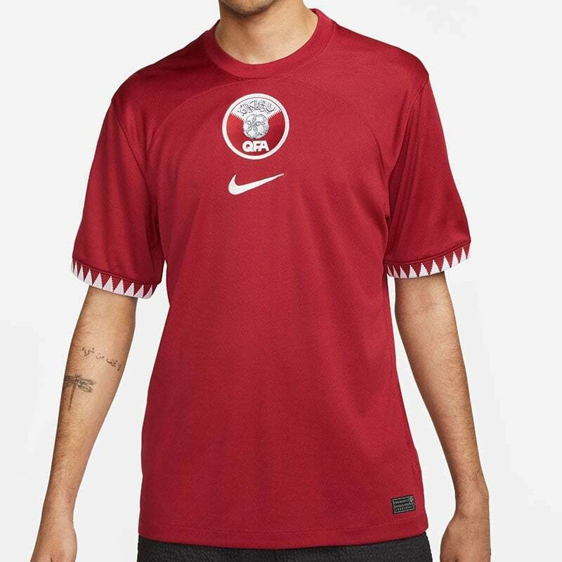 Camisa Titular Qatar "Catar" Copa do Mundo 2022 - Masculina - Torcedor -  Nike - Futeboleiro Store
