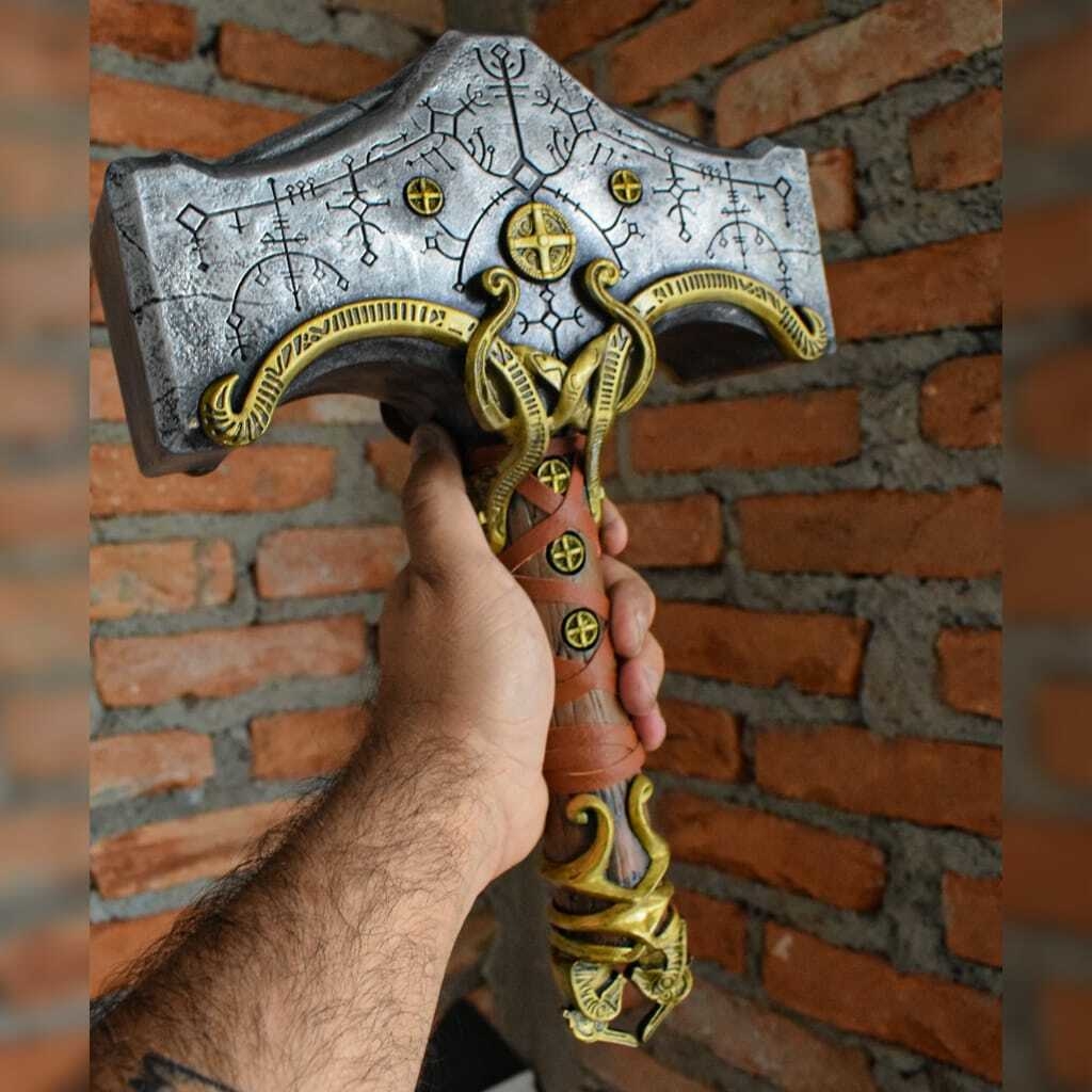 Fã de God of War: Ragnarok cria versão real do Mjolnir