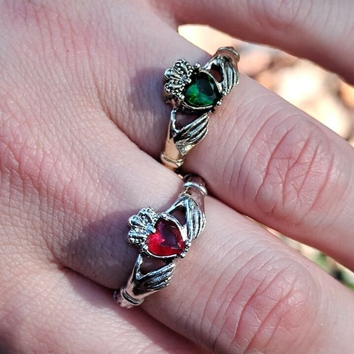 Anillo Claddagh Alpaca Bronce con Coraz n Zirconia C bica