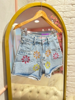 Short Jeans Bordado Flor