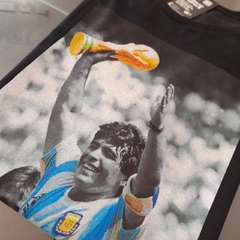 Maradona levantando la copa