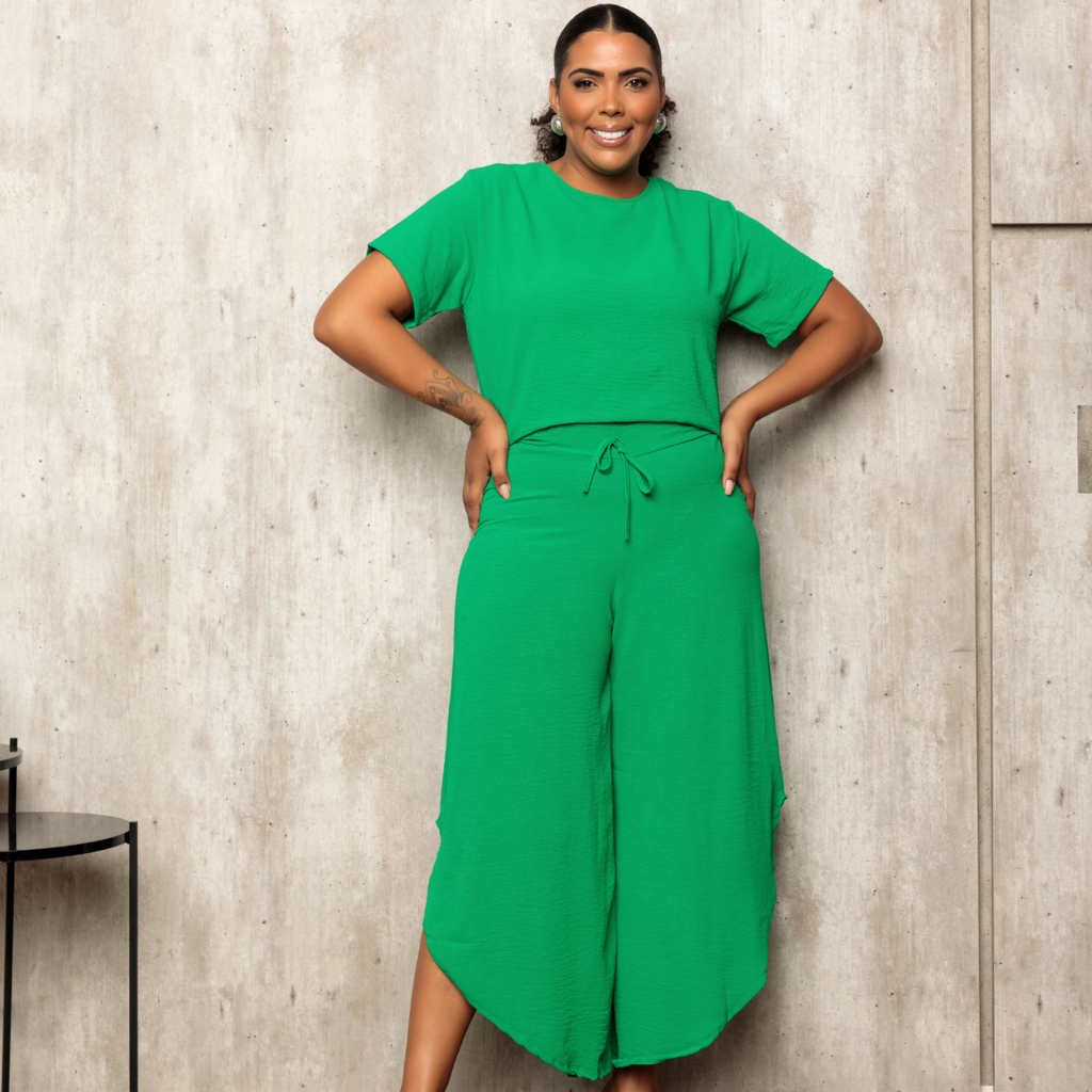Calça pantacourt store com blusa