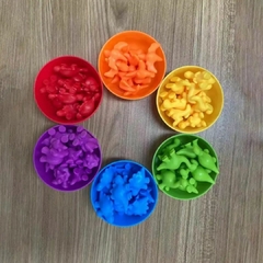 BRINQUEDO MONTESSORI CLASSIFICAÇÃO DE CORES DINOSSAURO 48 PEÇAS na internet