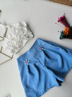 CONJUNTO BABADINHOS FLORES ( ATENÇÃO APLIQUES DOS SHORT PODEM ALTERAR COR. ) AZUL - comprar online