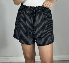 Shorts listrado preto