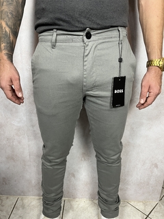 Calça Sarja Chino | BOSS | Cinza Grafite - Virtue Moda Masculina