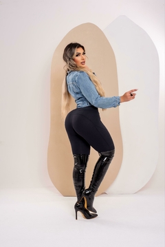 Jaqueta Jeans Feminina Sem Lycra Manga Longa Detalhe De Ziper, Revesst Jeans. 39200 na internet