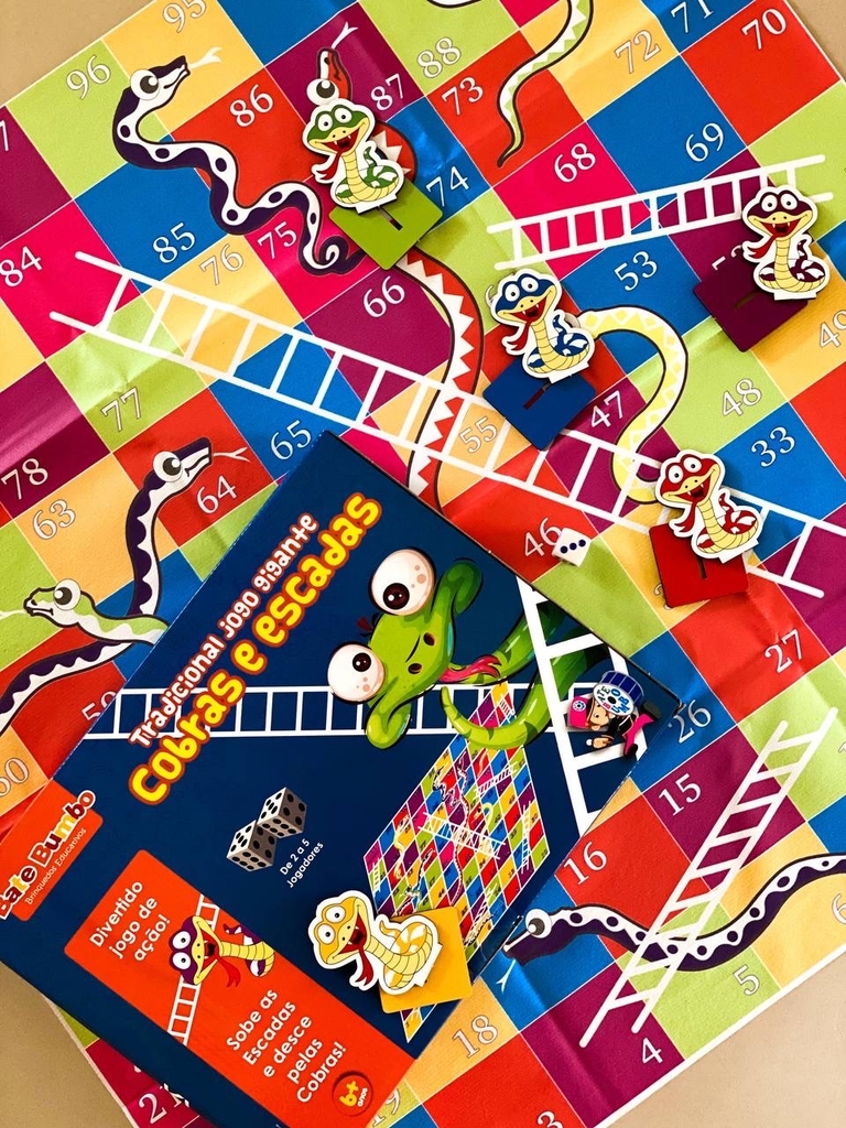 Modelo de jogo de cobra e escadas com personagens infantis