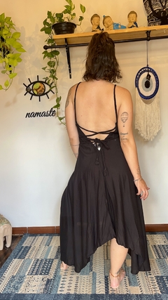 Vestido trançado preto na internet