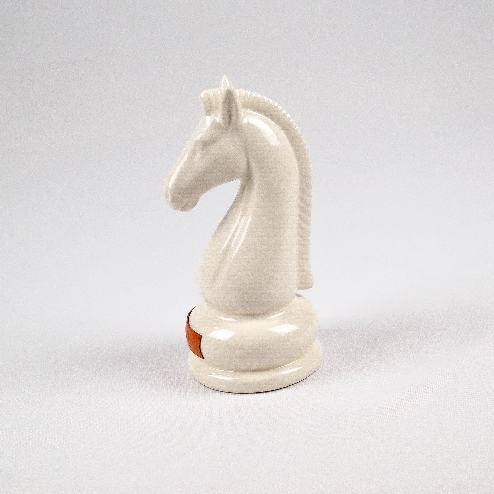 Ornamento De Cerâmica Cavalo branco com conselho de xadrez