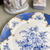 PRATO RASO FLORES AZUIS PINTADO A MÃO - DIA DAS MÃES - Meraki Porcelanas