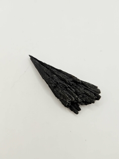 Vassoura de bruxa (cianita negra) - comprar online