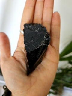Obsidiana negra bruta
