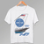 Camiseta branca, no cabide, vista frontal, com desenho do estabilizador vertical de  um 747-100 com  o logo Pan-Am em azul sobre o branco