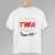 Camiseta branca unissex TWA com logo e aeronave