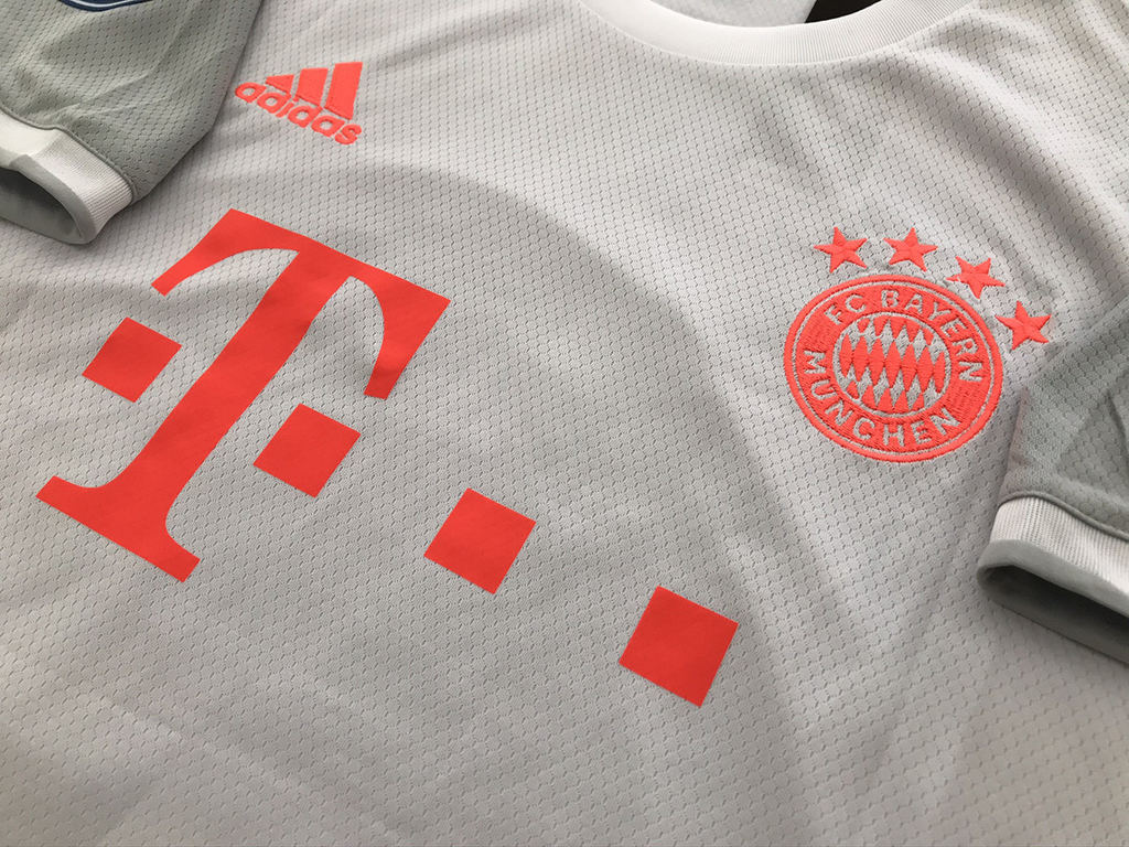 Bayern Munich Suplente gris 2021. 9 Lewandowski Parche UEFA Europa L