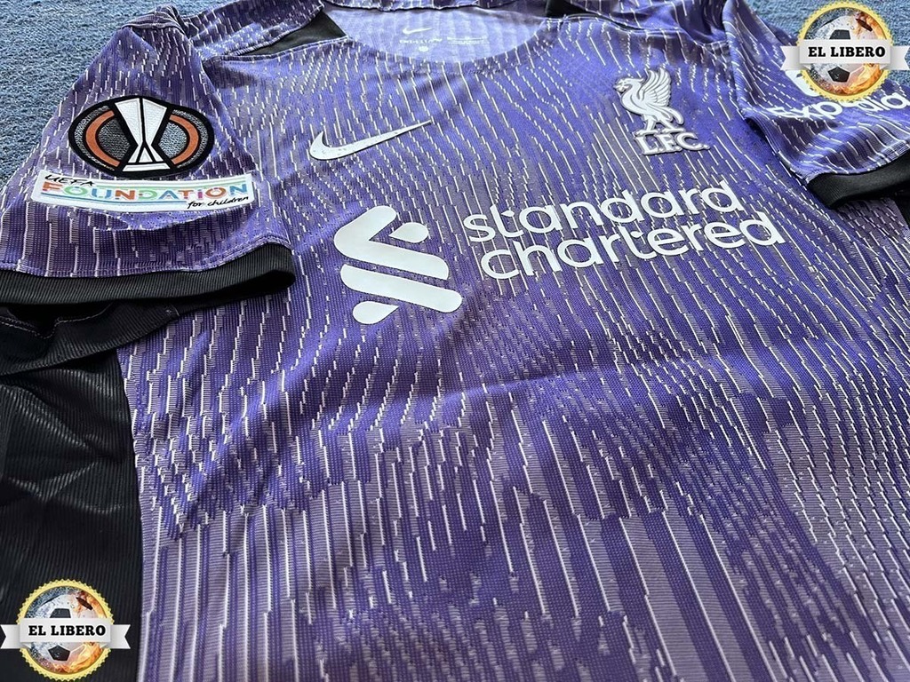 Liverpool Alternativa violeta 2024. 10 Mac Allister. Parche UEFA Ch