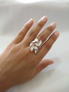 Anillo ajustable hojitas