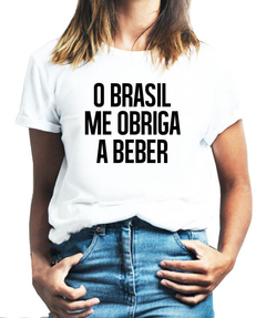 Camiseta Feminina - O Brasil me obriga beber