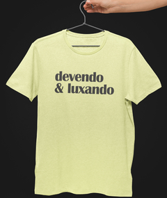 Camiseta - Devendo e Luxando