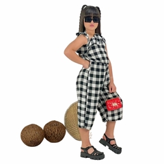 Macacão Babado Infantil Xadrez Preto/Branco Encante-se com o Estilo e a Versatilidade desse Look!