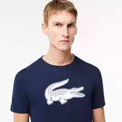 CAMISETA LACOSTE SPORT EM JÉRSEI RESPIRÁVEL COM ESTAMPA 3D DE CROCODILO - comprar online