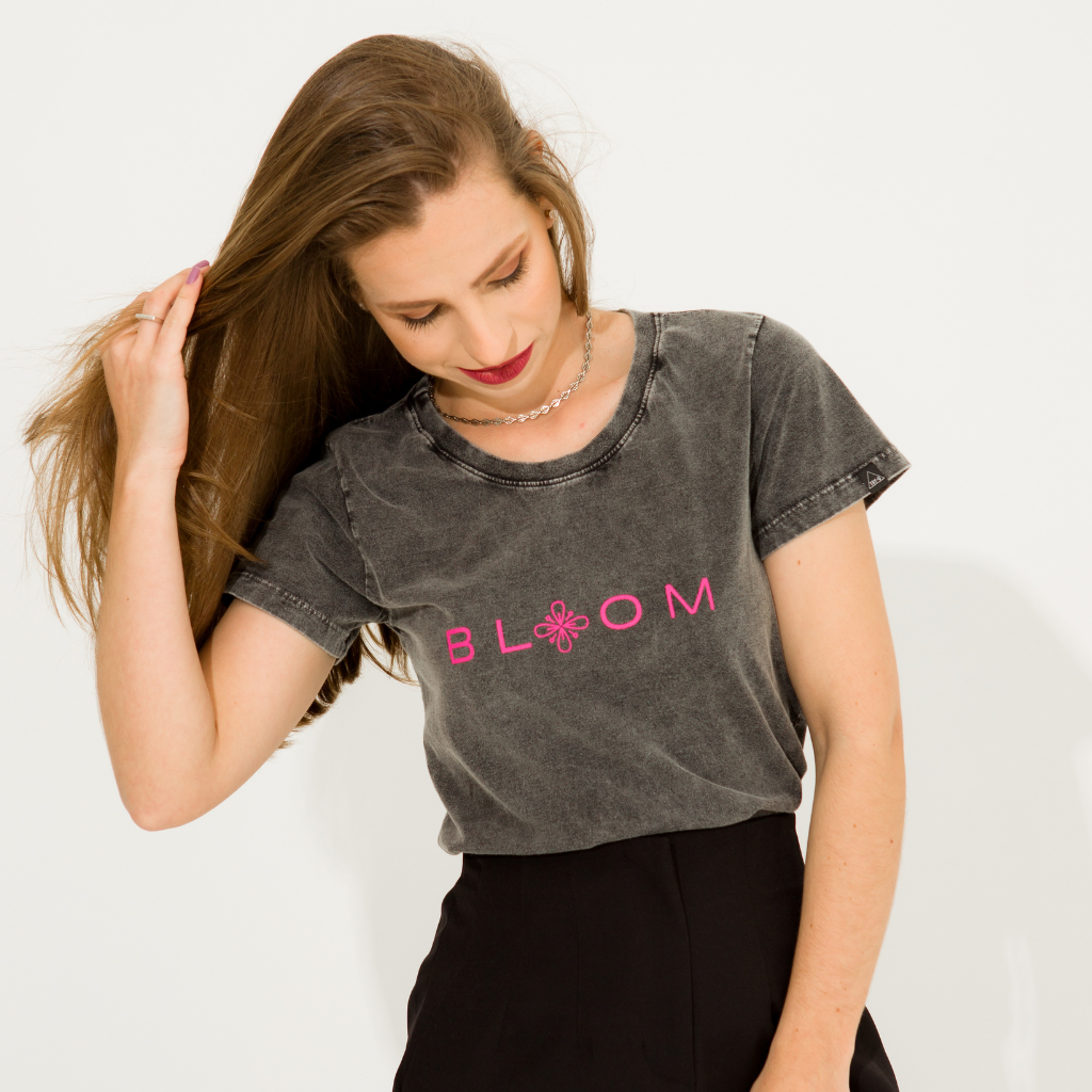 Camiseta TShirt feminina Bloom Preta