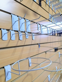 Exhibidor Porta Pelota para panel ranurado x 10 UNIDADES - comprar online