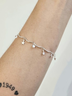 Pulseira Penduricalhos Estrelas e Ponto de Luz Charm Banhada