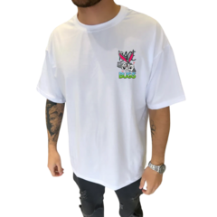 Remera Blanca Oversize BUGS BUNNY AGARRANDOSE LA CABEZA - comprar online