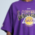 CAMISETA HUGE APPROVE X NBA LAKERS BASIC ROXA na internet