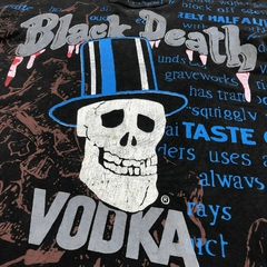 (M) Camiseta vintage AOP Black Death Vodka dos anos 90 - Lava Vintage