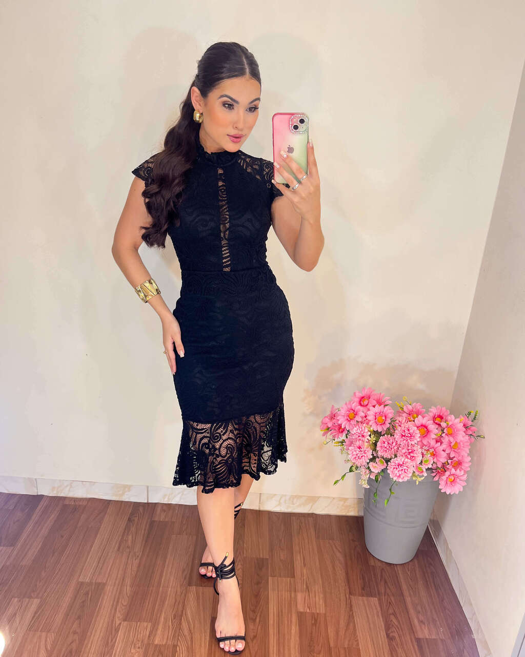 Telma} Vestido Midi Manga Curta Gola Alta em Renda Babado na Barra (Preto)