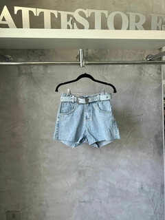 SALDO • Shorts jeans + cinto revestido | lavagem clara - comprar online